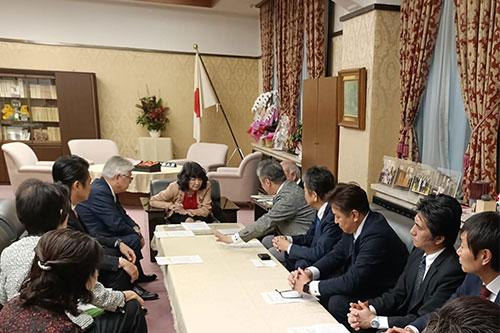 片山さつき財務大臣へ要望を説明する斉藤秀之会長