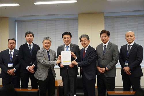 木原稔官房長官への申し入れの様子1（中央：木原稔官房長官）