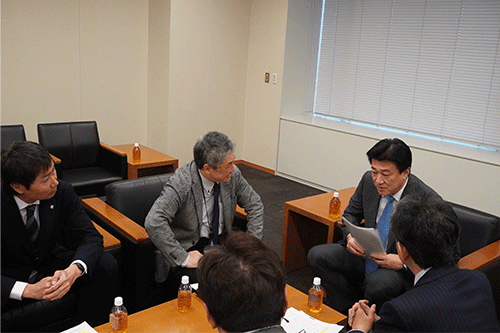 木原稔官房長官への申し入れの様子2