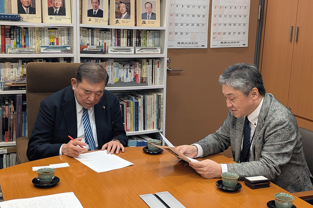 石破茂前総理へ要望を説明する斉藤秀之会長