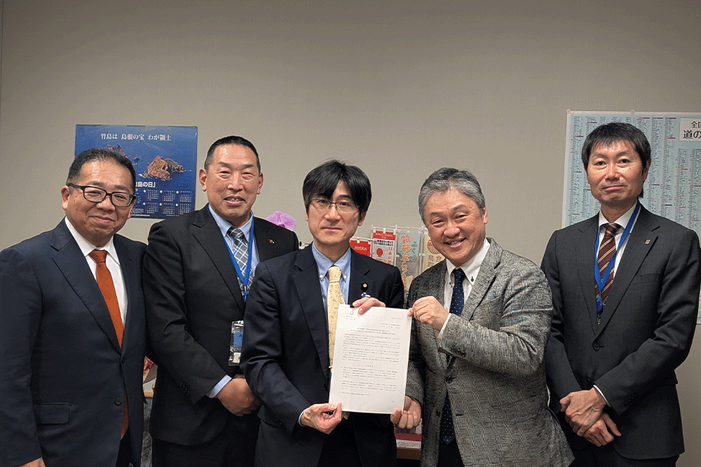 舞立昇治財務副大臣への申し入れの様子