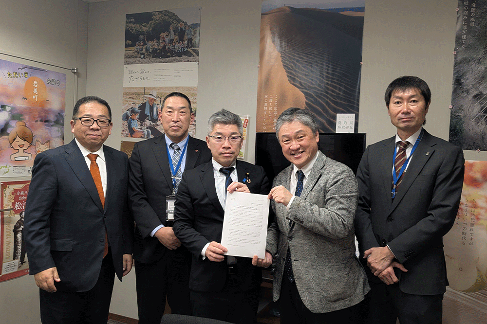 藤井一博参議院議員への申し入れの様子