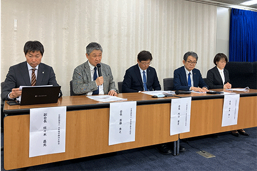 登壇者（左から2番目：斉藤秀之会長、左はじ：佐々木嘉光副会長）