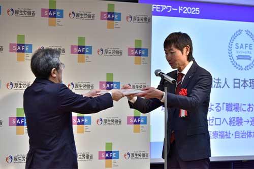 シルバー賞表彰状を受け取る佐々木嘉光副会長（右）