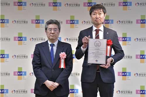 シルバー賞表彰状を掲げる佐々木嘉光副会長（右）