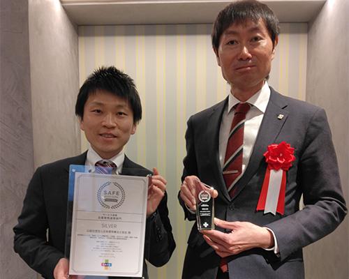 表彰式に参加した佐々木嘉光副会長（右）と大分県理学療法士協会の宮本一樹様（左）