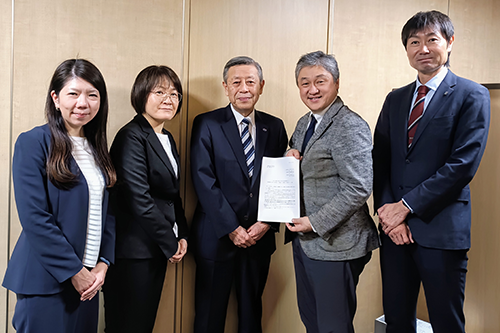 一般社団法人日本病院会の相澤孝夫会長への要望書手交の様子