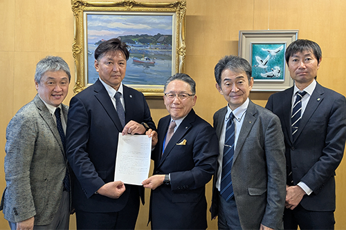 公益社団法人全日本病院協会神野正博会長への要望書手交の様子