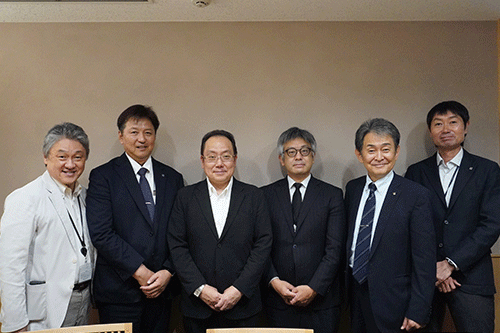 開会式で登壇する各国・地域の代表者らの様子