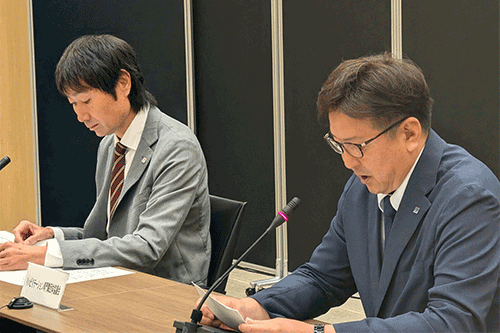 開会式で登壇する各国・地域の代表者らの様子