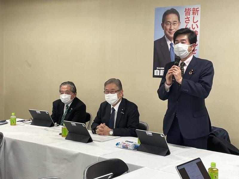 挨拶をする牧原秀樹厚生労働部会長と小川克巳リハビリテーション小委員会委員長