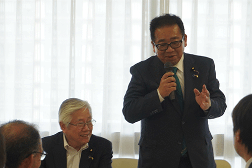 リハビリテーション全国地方議員の会の顧問に就任した田中昌史参議院議員（右）と小川克巳参議院議員（左）