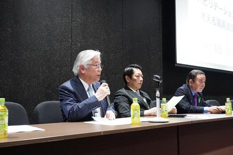 司会を担当する小川克巳リハ議連事務局長