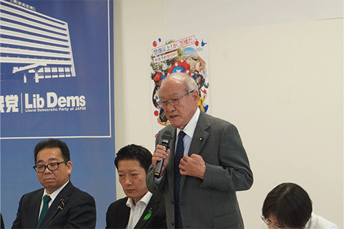 開会式の挨拶を述べる鈴木リハ議連会長
