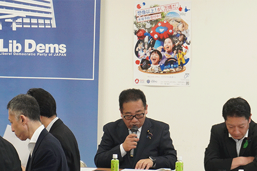厚生労働省に要望を伝える田中リハ議連事務局長