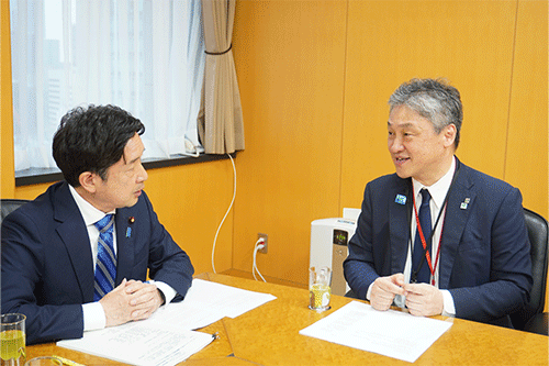 瀬戸隆一内閣府副大臣に理学療法士の現状や申し入れ事項を説明する斉藤会長