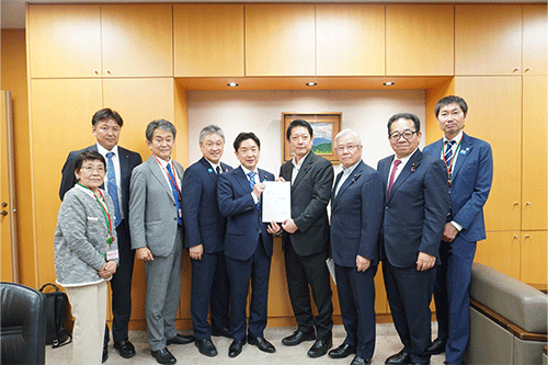 瀬戸隆一内閣府副大臣への要望書提出