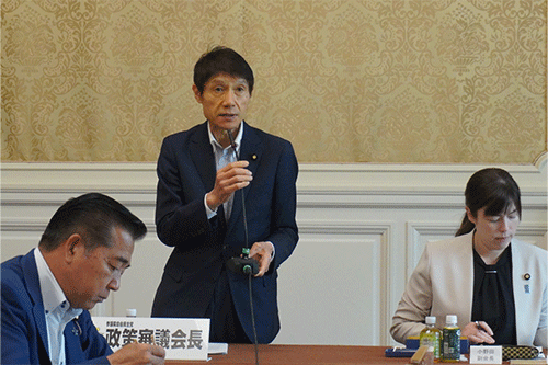 冒頭あいさつを述べる古川俊治政策審議会長