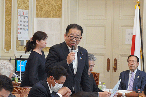 政策審議会を代表してあいさつを述べる田中昌史参議院議員