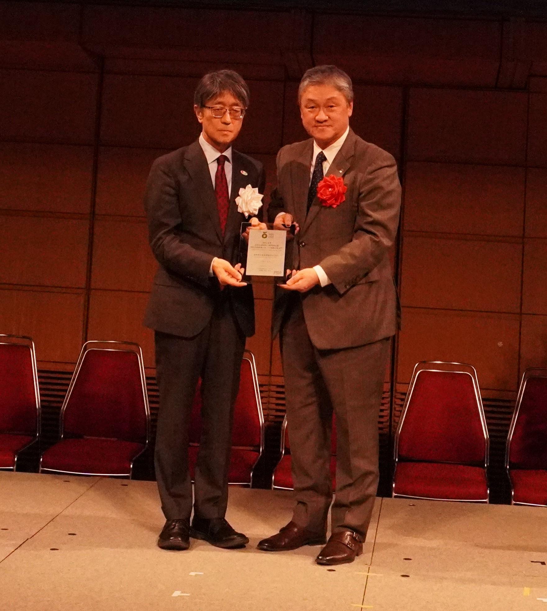 受賞する斉藤秀之会長