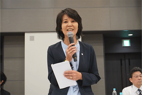 開会の辞を述べる吉井副会長
