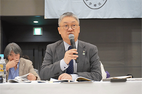 議案の説明を行う斉藤会長