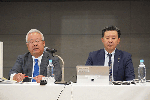 議事進行を務める議長団