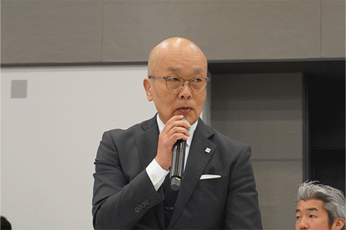閉会の辞を述べる大工谷副会長
