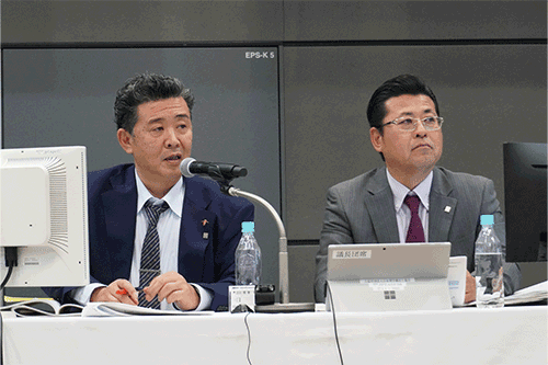 議事を進行する議長団