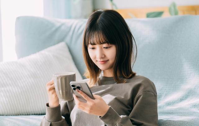 スマートフォンを見る女性